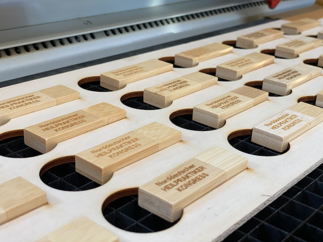 Lasergravur auf USB Stick aus Bambus