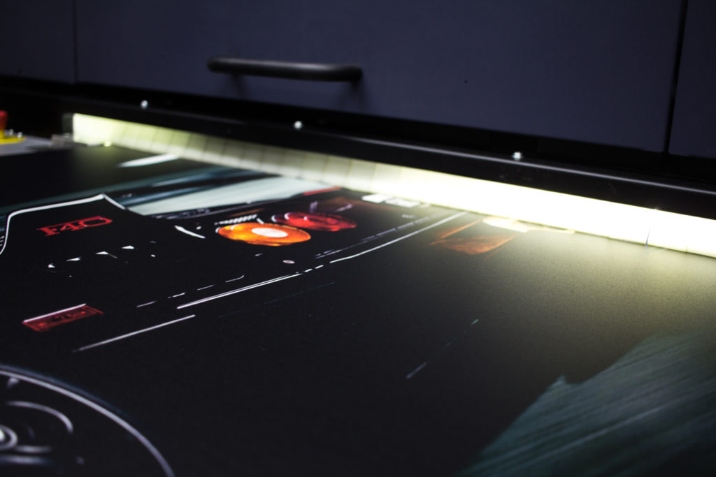 UV Plattendrucker druckt das Motiv eines Ferrari F40 auf ein Werbeschild auf Forex PVC Hartschaum UV Plattendrucker druckt das Motiv eines Ferrari F40 auf eine Forexplatte
