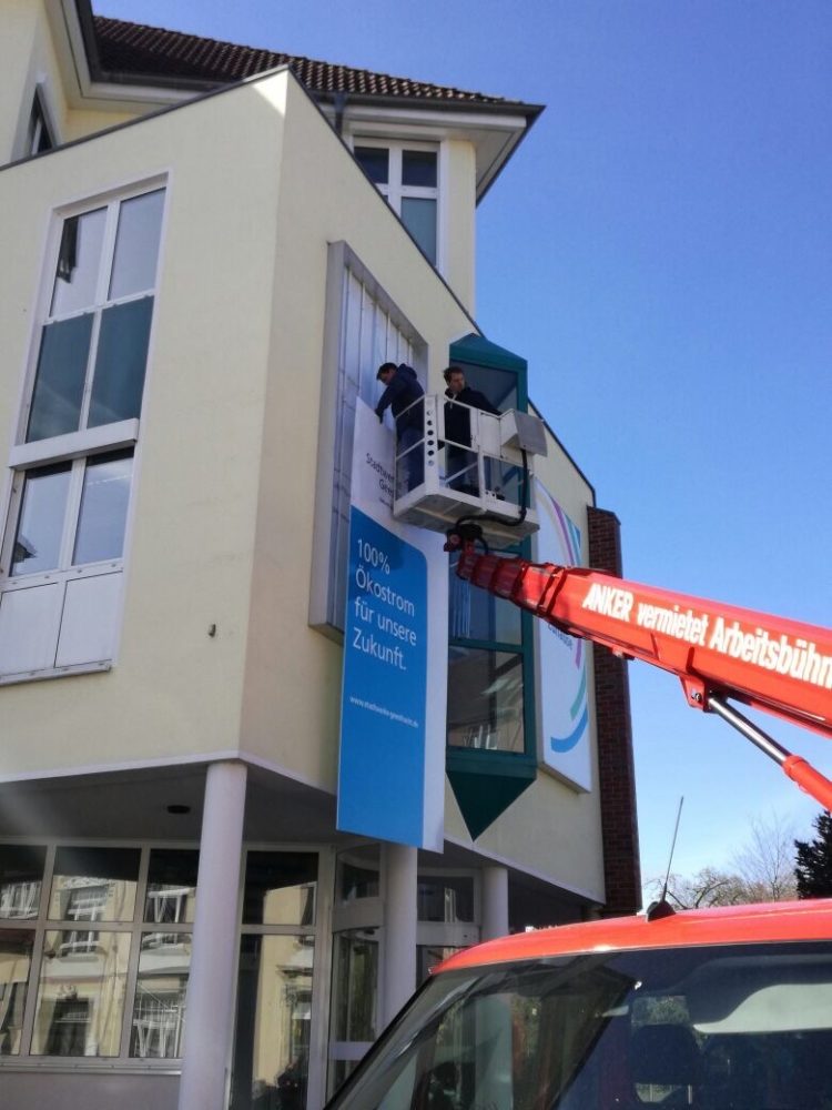 Das Team bei der Montage in luftiger Höhe